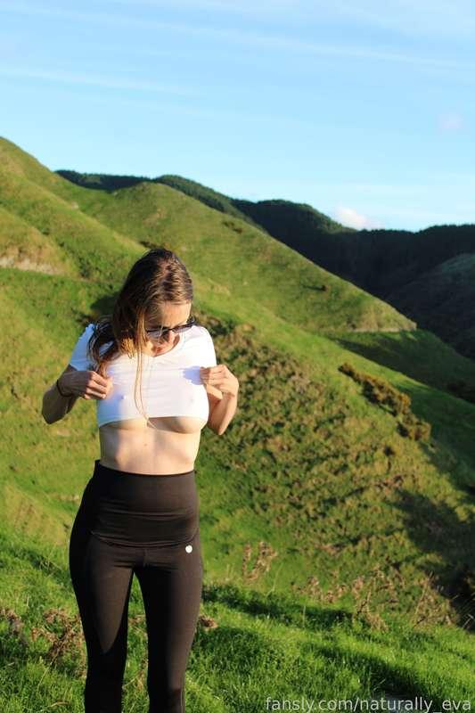 Throwback Thursday to some fun flashing in the hills on a summer's day 
I really like the second pic - my face is so deadpan, I'm just hey here are my boobs for you 😅

#fyp #natural #nature #public #tits #outdoors #outdoor #naturaltits #naturalboobs #naturaltitties #boobs