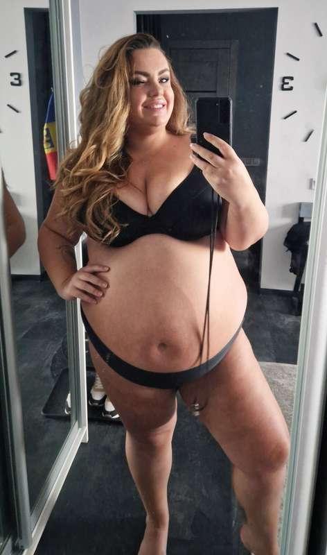 Your sexy🍓curvy  waiting for you...