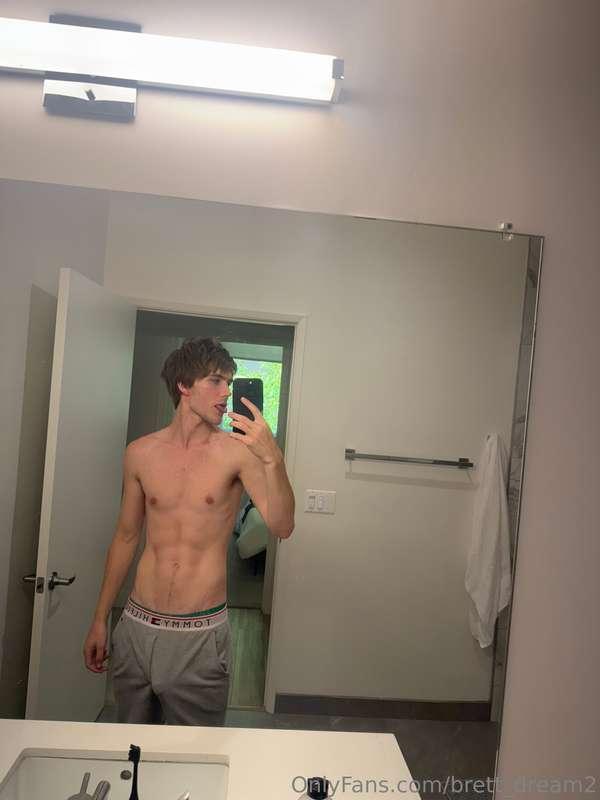 Live show starting now on @brett_dream