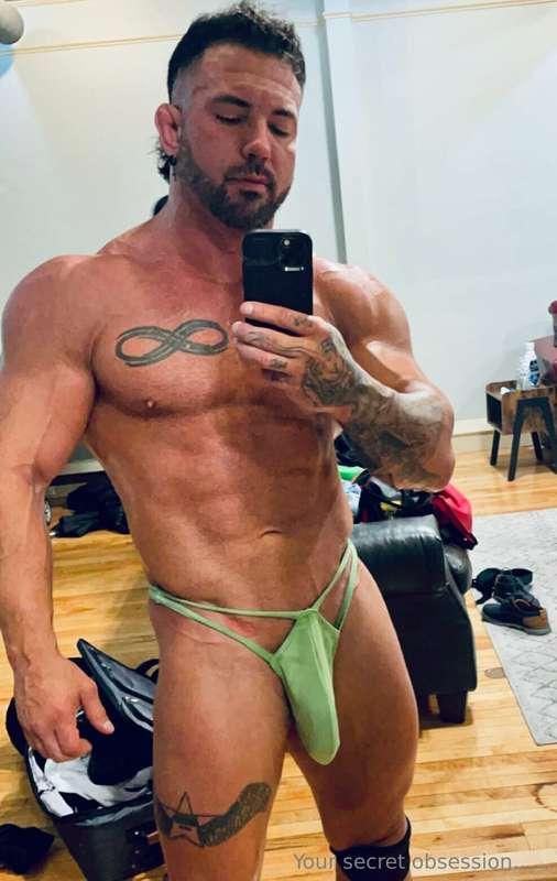 It wants to bust out 😈🍆……..tip any amount to lose the bottom..