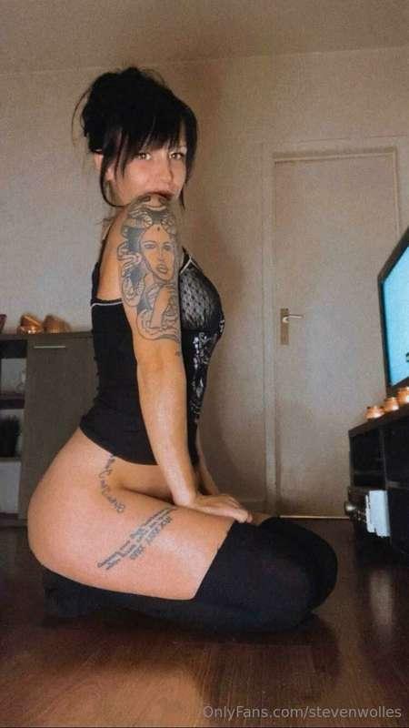 @u164254590 Alexandra just gave me this selfie, give her a f..
