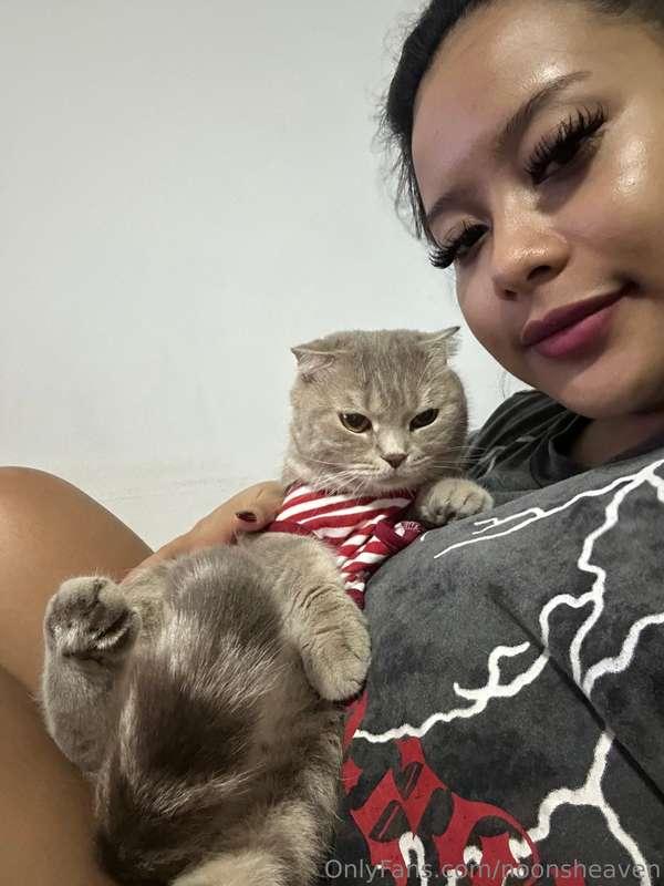 Who’s the real star here—me or the furry boss? 😏🐾
