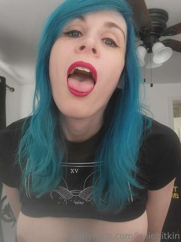 I'm so horny today, id love to be painted with some cum 😍