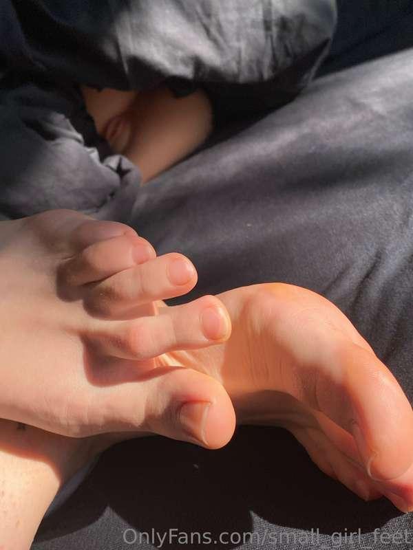 small_girl_feet image #0