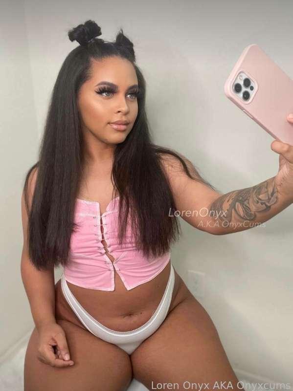 its selfie time 😏 if you see this post hit like, and if you think im cute send me a selfie of yourself right here and now and ill blow you a kiss 😏