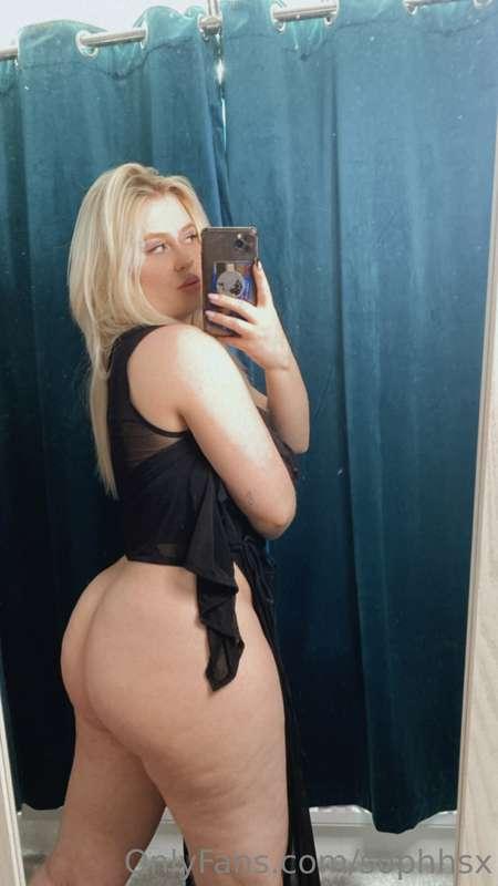 Just trying on holiday items 👀 what do you think?