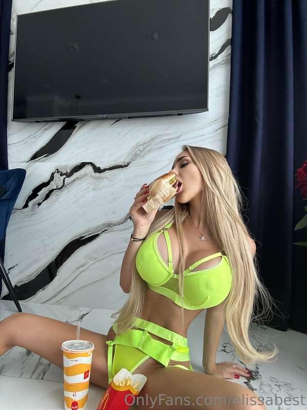 I invite you to join me for a burger ❤️