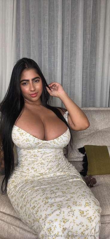 Like if you love this dress😊Or if you want to see what's und..