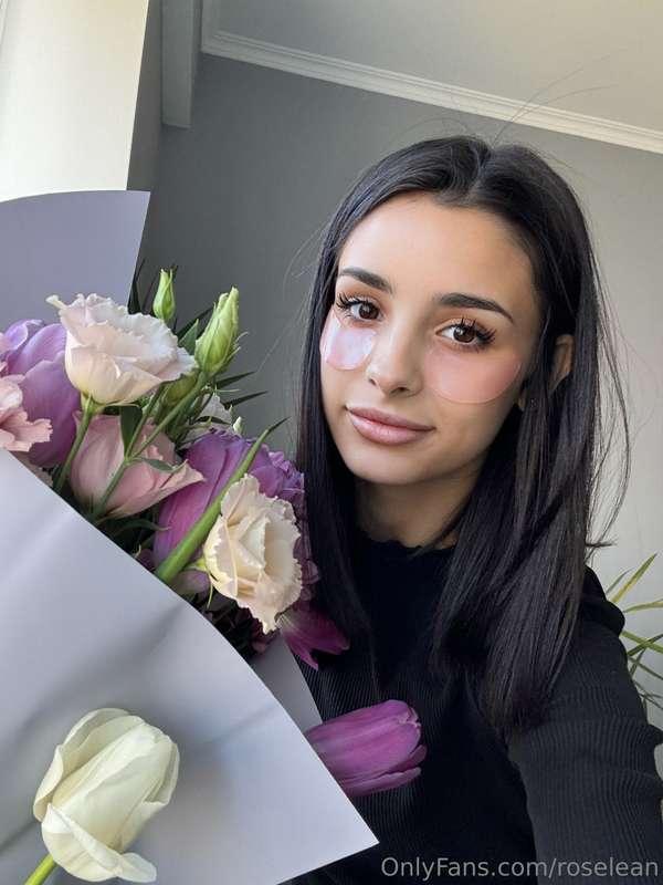 secret admirer sent me flowers, thank you secret admirer 🥰🥰❤..