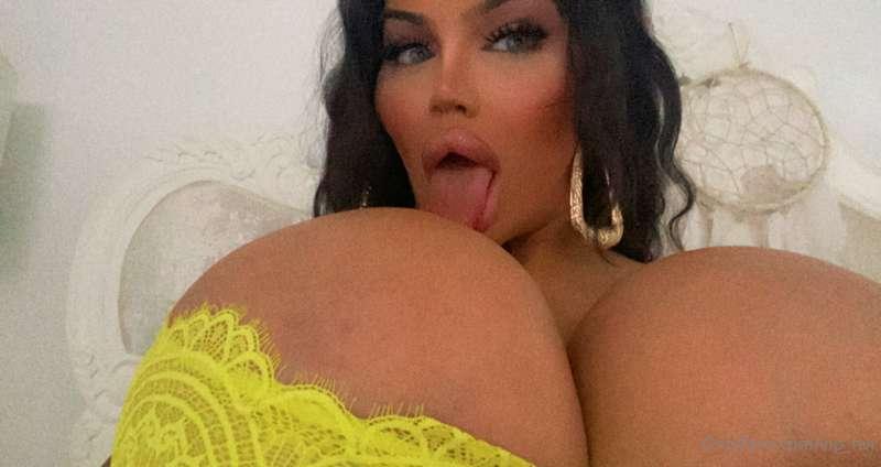 I want to lick your cum of my tits 😈