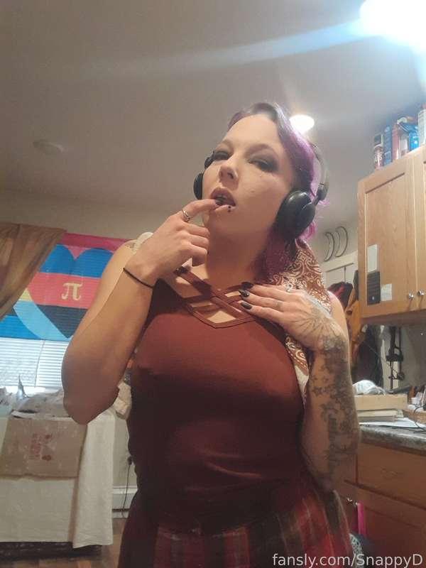 Good afternoon, sweeties. I'm busy cooking up something in the kitchen today.  😘
#girlnextdoor #alt #alternative #neighbor #lips #kitten #sexkitten #petite #small #little #natural #beauty #tattoo #coloredhair #freak  #oral #oralfixation #ddlg #yesdaddy #yessir #praisekink #goodgirl #switch #sub #submissive #girlfriend #girlfriendexperience #smalltits #smol #naturalbeauty #kitchen #wifey