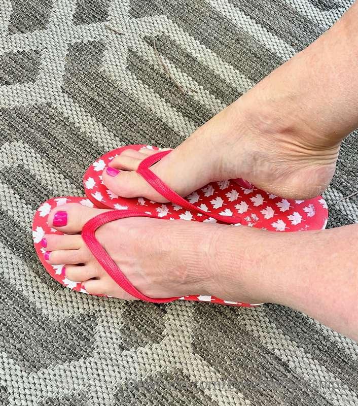 Sandals and toes. What happens when worshiping these pretty ..