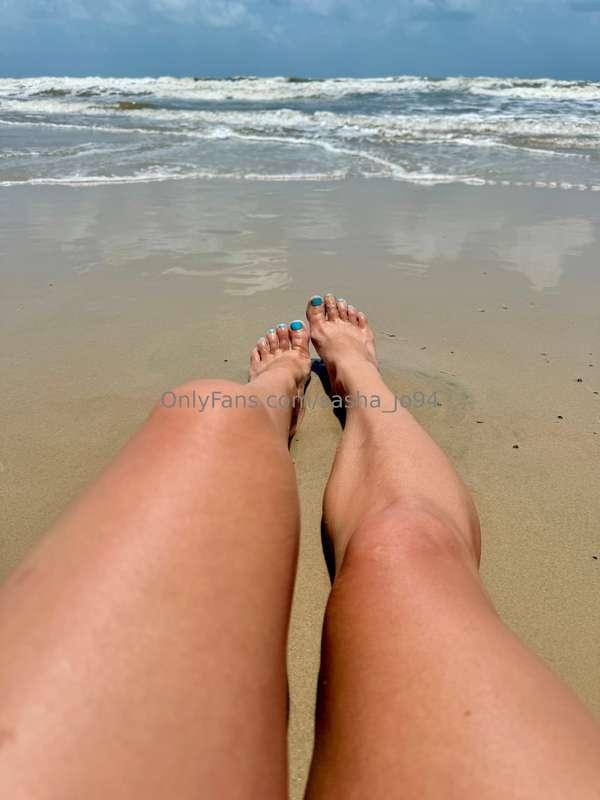 Toes in the water, ass in the sand 🩵🏝️