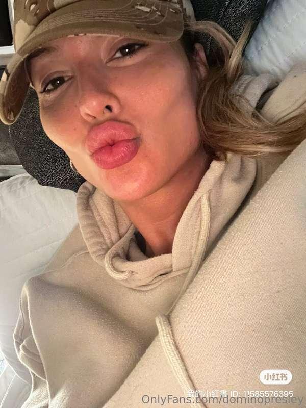 Morning kisses 😚 