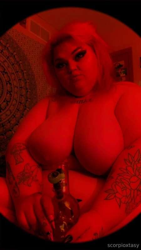 Bong rips with the tits out 🖤