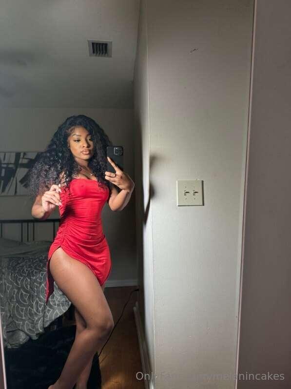 Curves in all the right places 😈 don’t you wanna get to know..