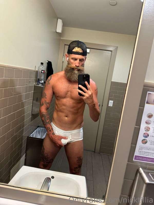 We’ve got the gym bathroom all to ourselves 😎