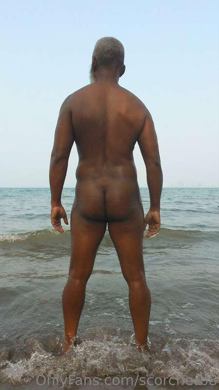 Happy Hump Day! Wet Wednesday!  #beard #feet #gaycruising #b..