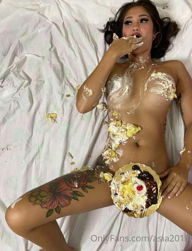 What a sweet treat 🍬 
Celebrating my birthday this weekend! ..