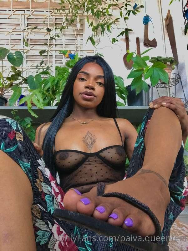 Getting comfortable outdoors! 🥵🦶🏾🍃 The last ones are a bonus..