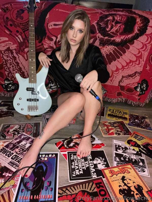 I'll play a much naughtier tune just for you. 🎸🎤