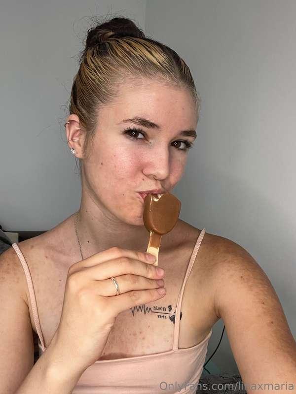 ich ess mein Eis immer bis zum Stiel runter..das gehört sich..