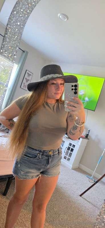 Fall is coming 🥰 tis my fall hat 👒