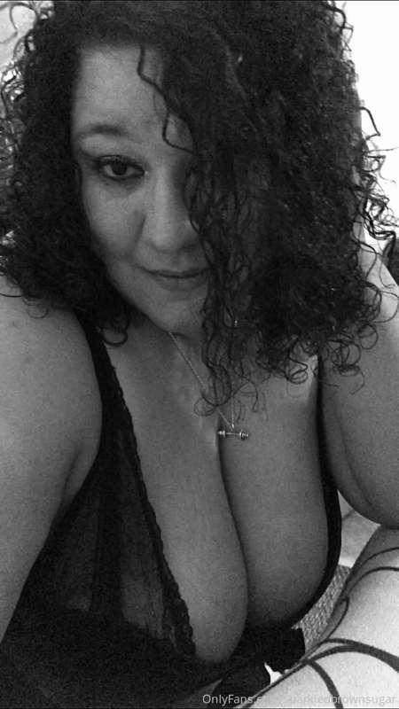 Some black and white sass Selfie 🤍🤳🏽🖤