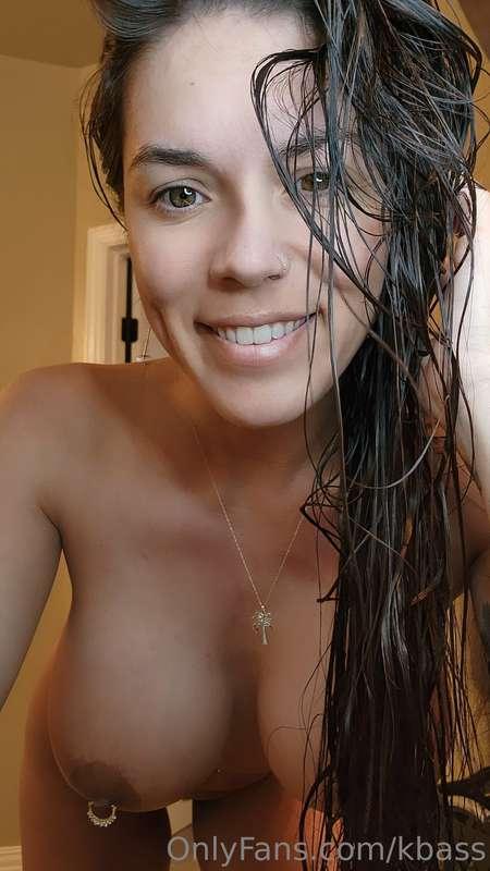 Straight out of the shower just to say hi to you. 🤗