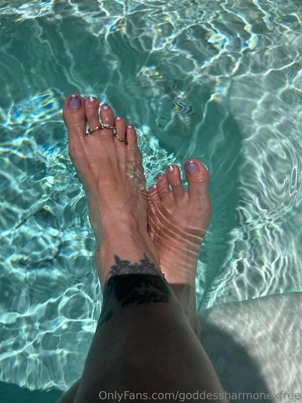 This is probably one of my favorite feet pics. My toes spark..