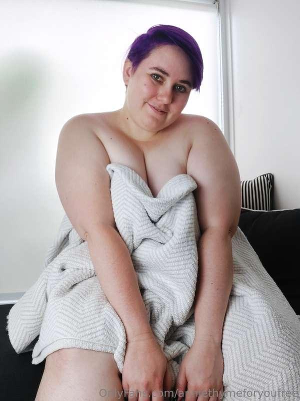 I'm naked under this blanket 😋 