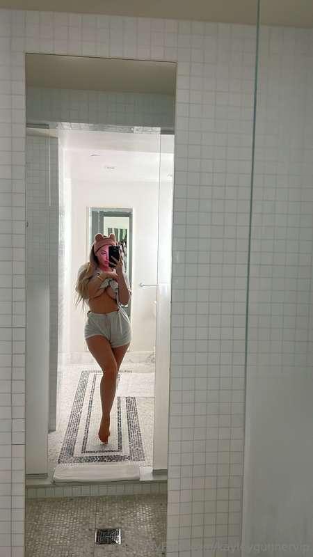 # Happy Wednesday, babe! ❤
What are you doing today?