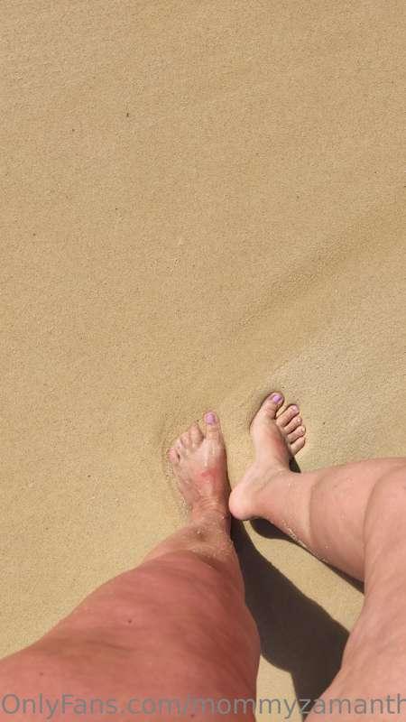 Pink nails are perfect with sand