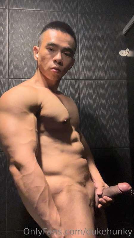 An impromptu horny selfie in the toilet 😙