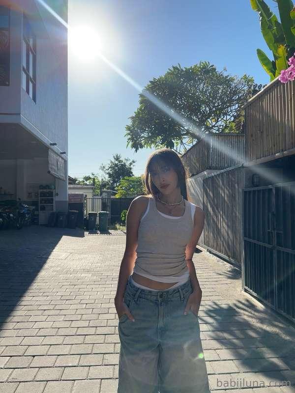Me : picking a nice angle with good light and nice outfit Tr..