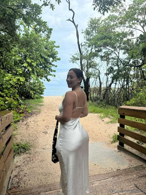 She a walking thirst trap and knows it