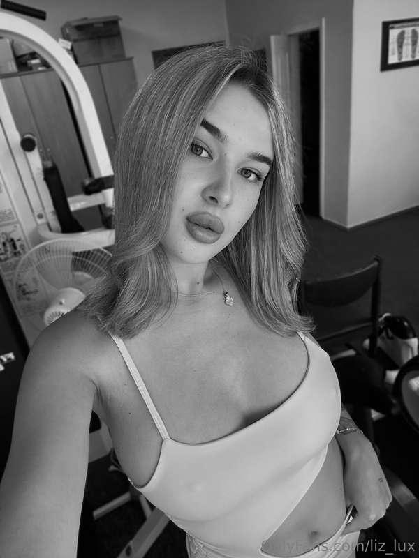 Summer days = pretty tops that highlight my shape. That’s wh..