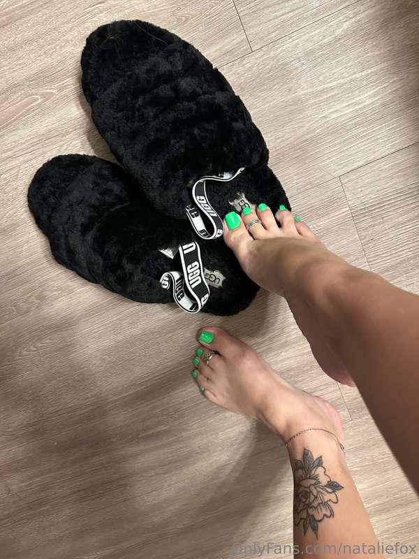 Filming tonight with this fresh pedi 💚 Maybe even the Uggs?