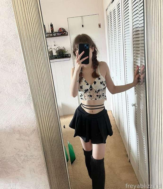 So happy it’s May! I can wear all my cutest fits ☺️

It’s my birthday month and also fully spring time so my serotonin is at its peak right now! Haha~

#girl #skirt #cutegirl #brunette #petitegirl #cutie #mirrorpic