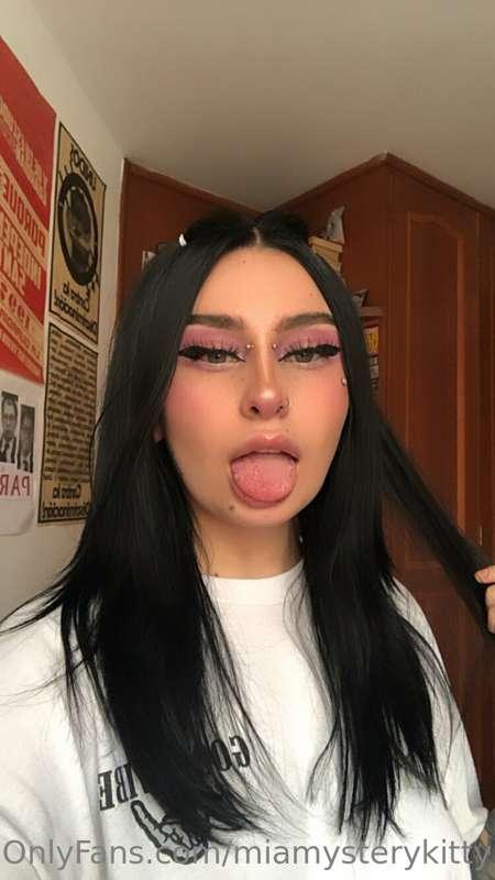 ## Welcome to my profile babe 💗  Feel free to go to my DMs a..