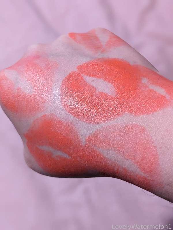 Chatty citrus orange application and kiss marks! 🍊🍋