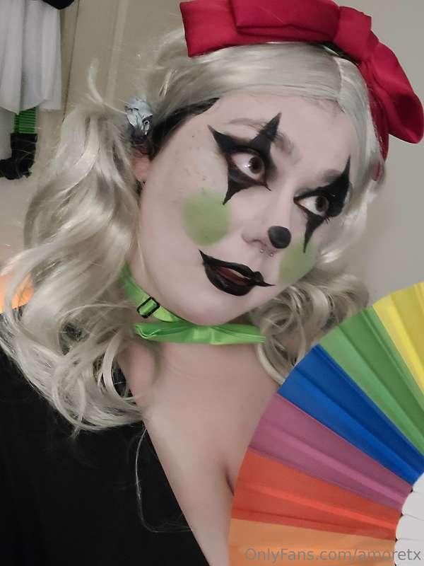 Wanna see a trick? ✨️🎪🤡🍑💋✨️