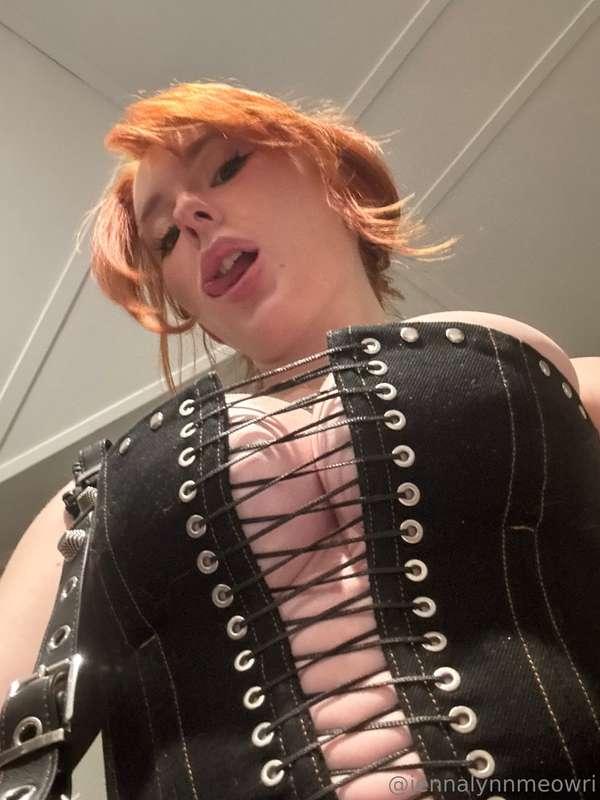 this top I’m wearing tonight makes my tiddies look so good :..
