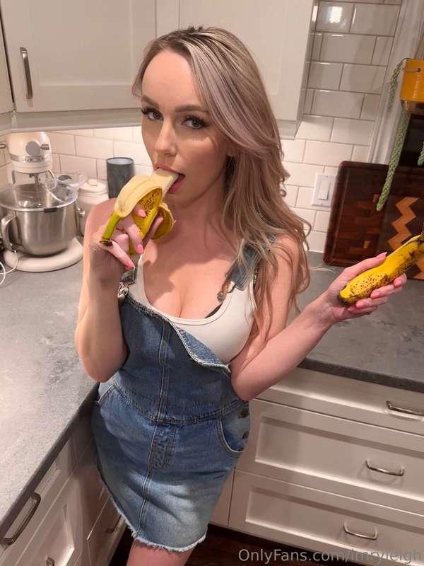I just love eating Bananas 🍌 😝