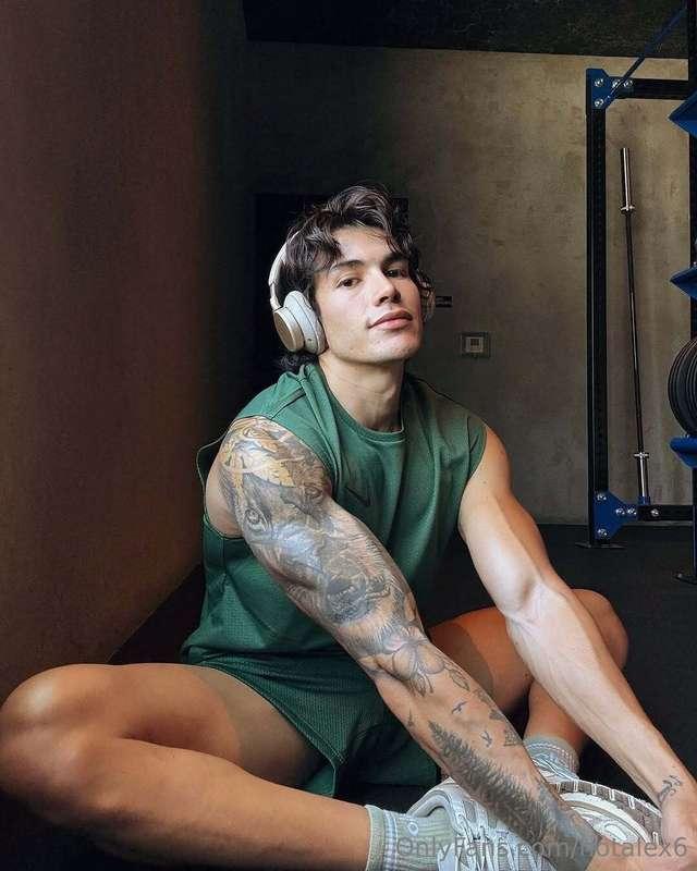 Guess what I’m listening to…Got any ideas, baby?😜🎧