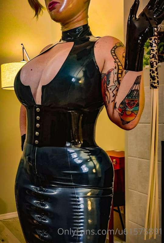 Bondinage makes a fabulous latex dress would you agree? Allo..