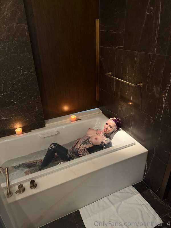 Join me babe 🛁💦