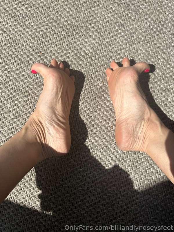 🦶🏻 🦶🏻 ☀️ 