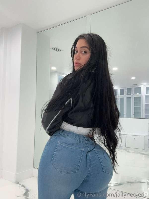 My jeans aren’t the only thing that’s tight 😈