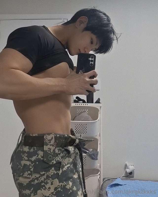 사실저는 군복도 좋아합니다예비군갈때 빼구요🥲...예비군 다녀오면 항상 max가 되서 돌아오니까..뭐가max인..